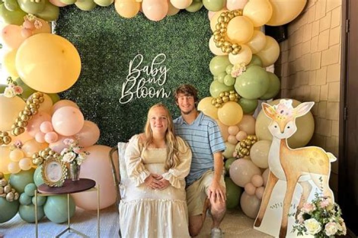 A 7 LITTLE JOHNSTONS BABY! MEET LIZ AND BRICE'S NEWBORN TLC NEWS