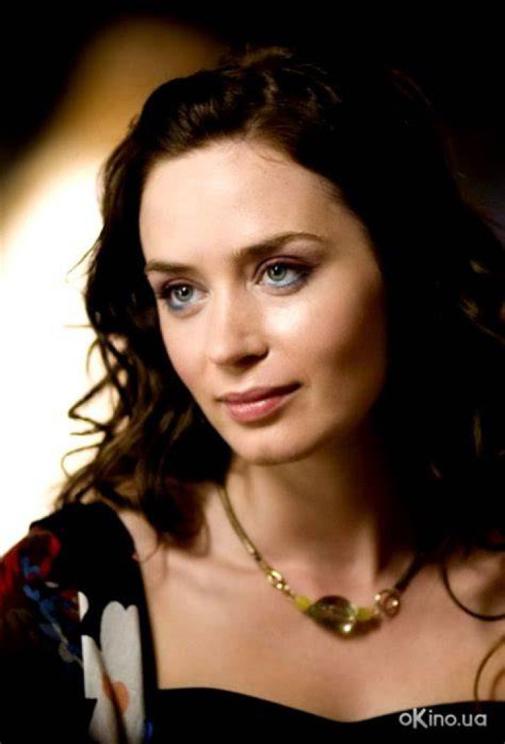 a new life hartz English Actress Emily Blunt Hairstyle