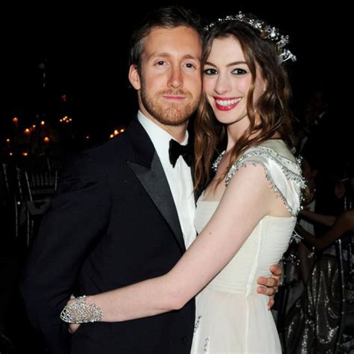 Anne Hathaway + Adam Shulman Gemeinsam in der Stadt der Liebe GALA.de