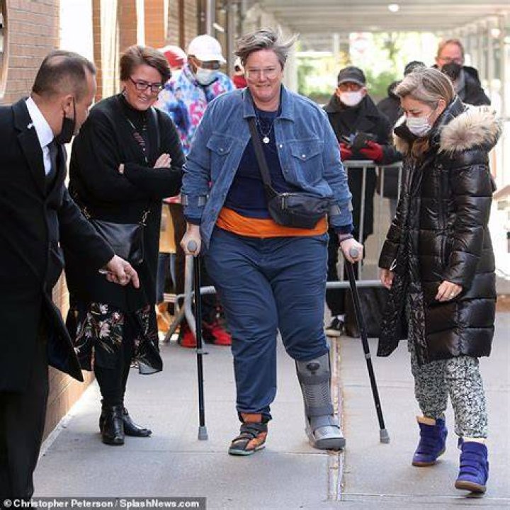 Aussie comedian Hannah Gadsby arrives on crutches to film US talk show