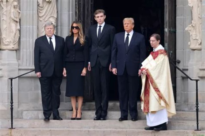 Barron Trump reaparece junto a su familia, est&aacute; irreconocible y alt&iacute;simo