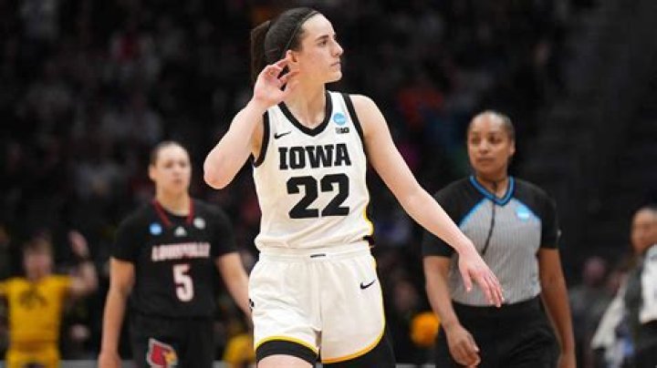 Caitlin Clark hace historia en el baloncesto universitario Video CNN