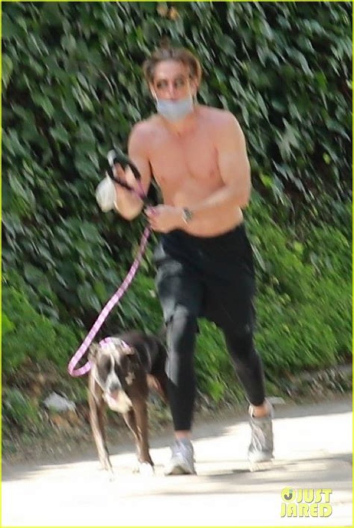 Chris Pine shows off his buff biceps in a tight tshirt as he heads to