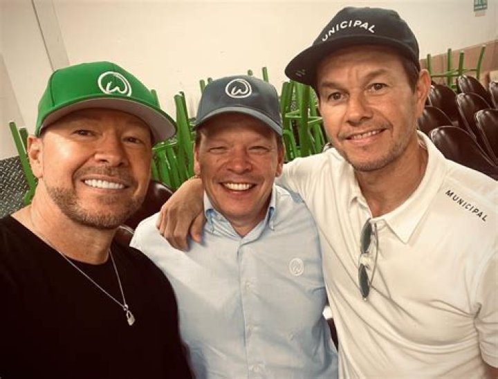 Donnie Wahlberg Single at McFaddens in Philly YouTube