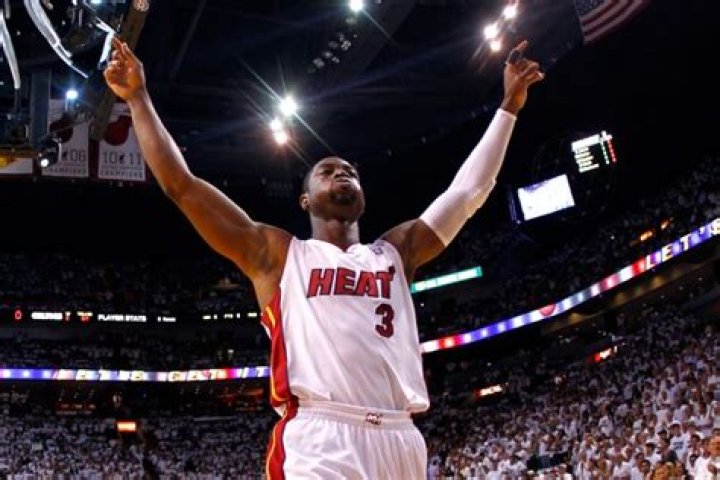 Dwyane Wade thanks Heat fans with billboard, bikes with police to help