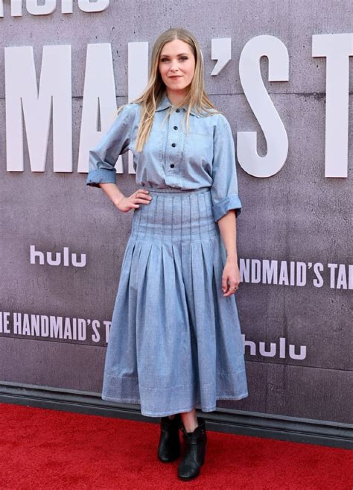 Eliza Taylor Style, Clothes, Outfits and Fashion • CelebMafia