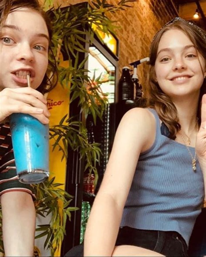 Emma Myers and Isabel Myers em 2023