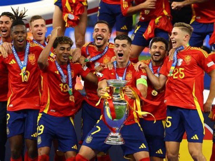 Euro 2024 final Photographer who captured Lionel Messi with a baby