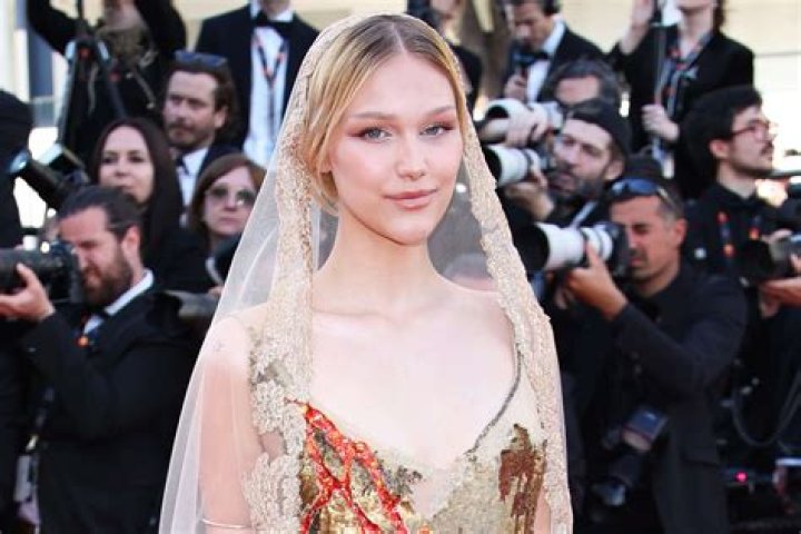 Grace Vanderwaal 2024 dating, net worth, tattoos, smoking & body