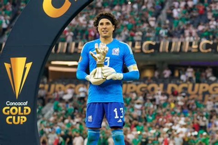 Guillermo Ochoa &hearts;️⚽ Soccer players, Soccer guys, Mexico national team