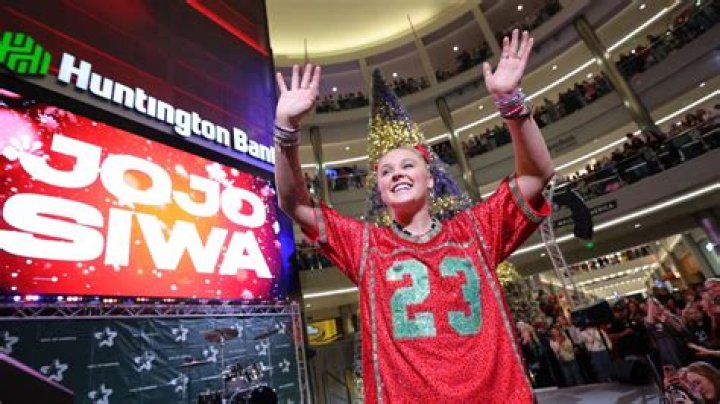 JoJo Siwa Reveals &ldquo;Bald Spot&rdquo; and Stress Rash From Dance Moms