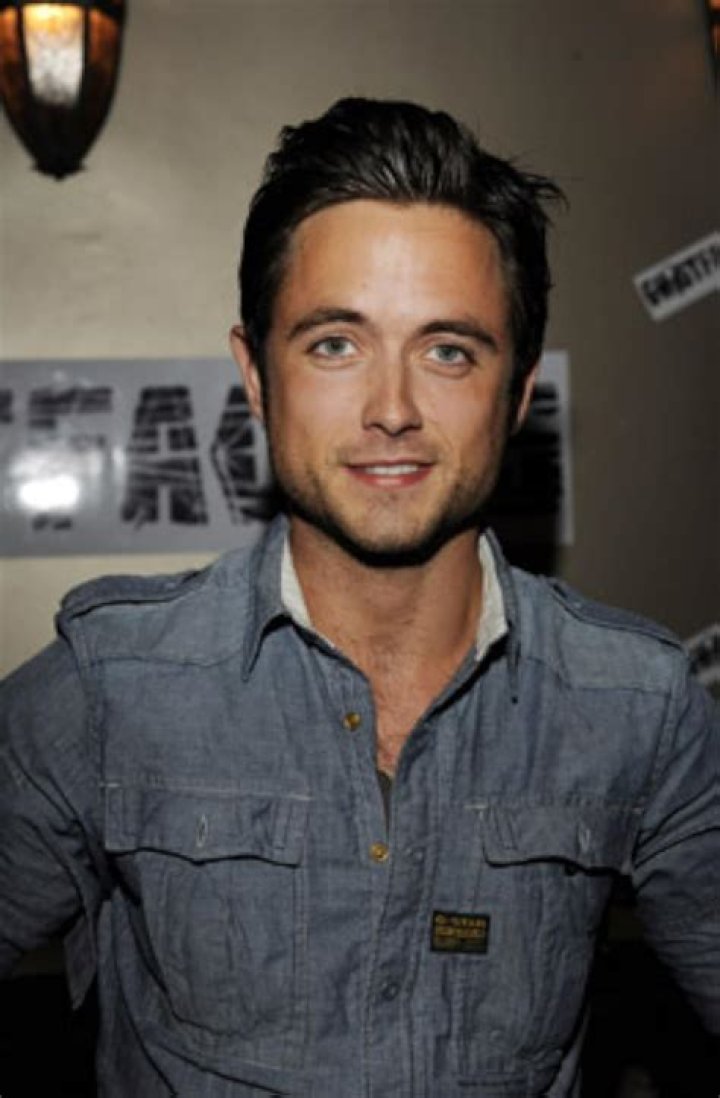 Justin Chatwin 'Shameless' Stroll Photo 2488097 Justin Chatwin