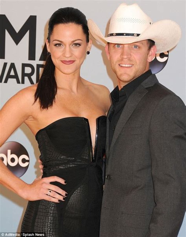 Justin Moore and his wife Kate announce they are expecting their third