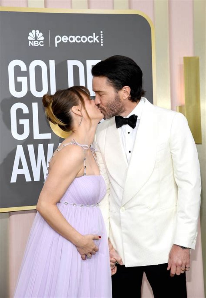 Kaley Cuoco Kisses Tom Pelphrey As She Shows Off Her Baby Bump On Lunch