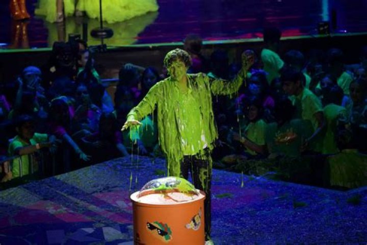 Kids Choice Awards 2022 Memo Ochoa es reconocido y ba&ntilde;ado con el slime