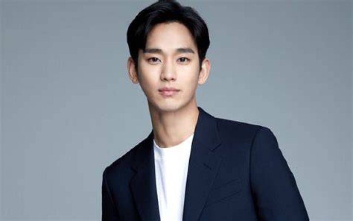 Kim Soo Hyun to reportedly reunite with "My Love From The Star" writer