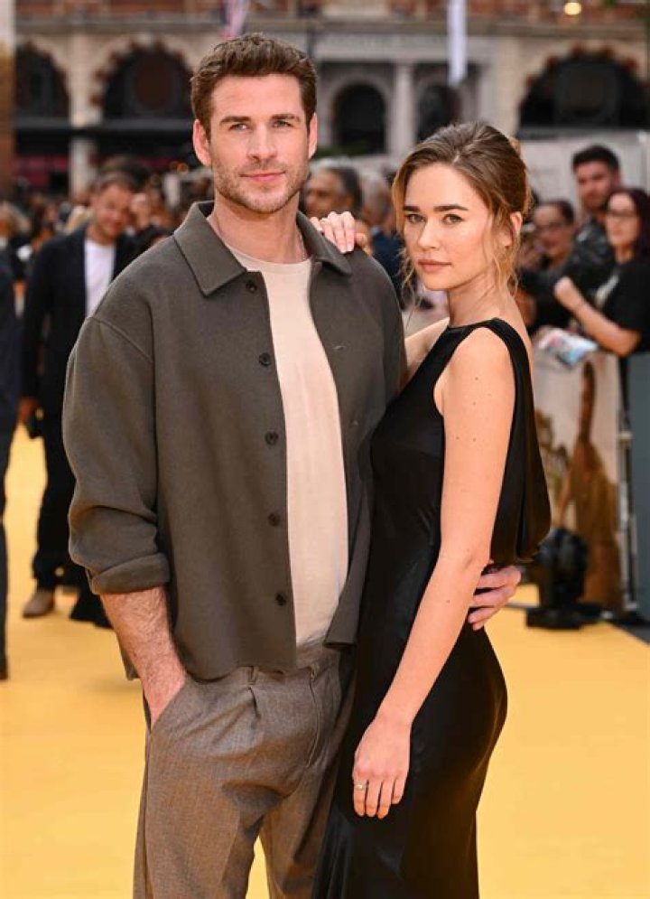 Liam Hemsworth i Gabriella Brooks debiutują na czerwonym dywanie