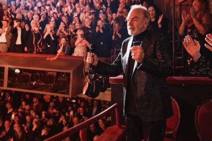Neil Diamond Surprises Broadway Audience With ‘Sweet Caroline’ Singalong