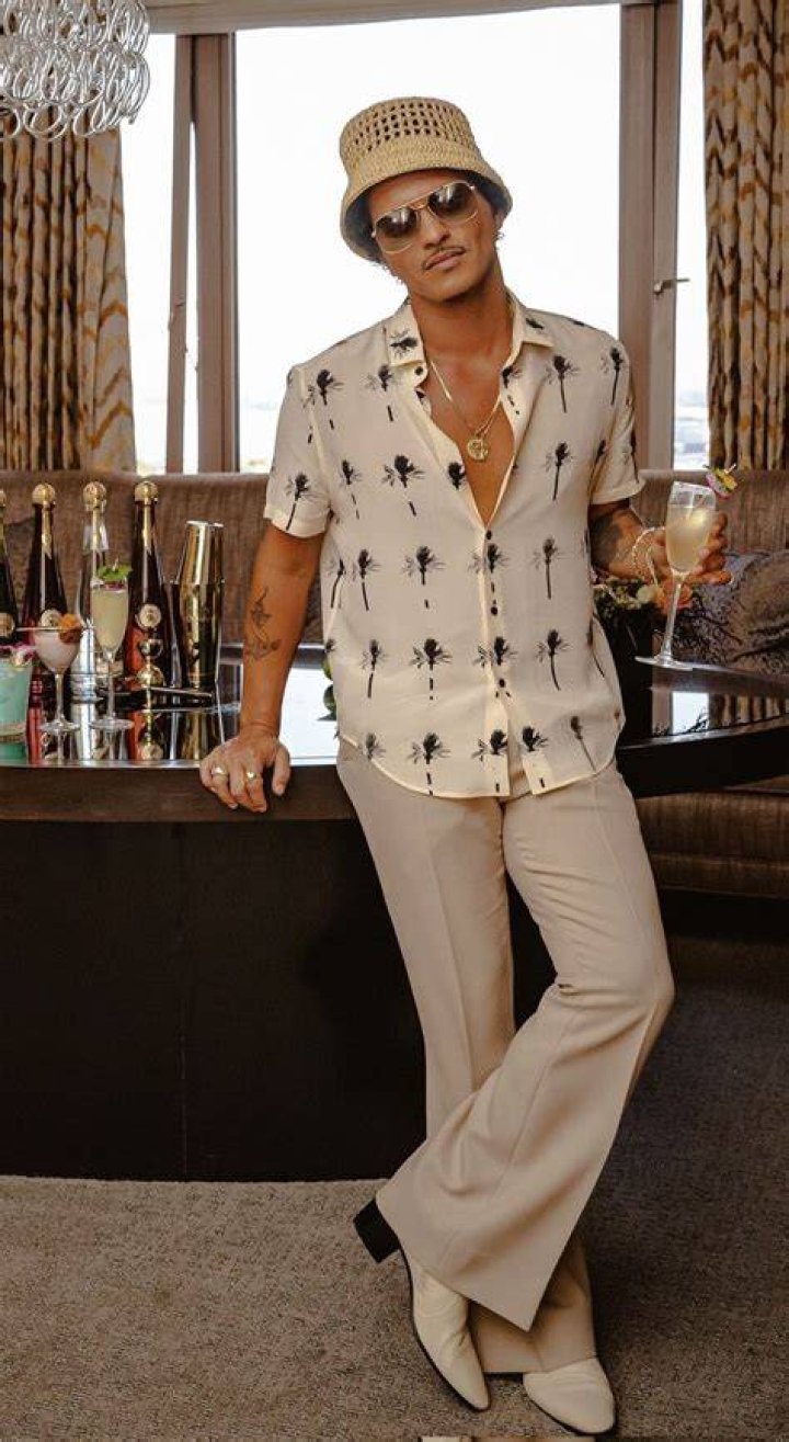 Pin by Judy Chy on Bruno with family in 2022 Bruno mars family, Bruno