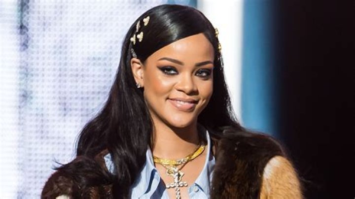 Rihanna Short Hair See Her Cute New Bangs and Bob Glamour