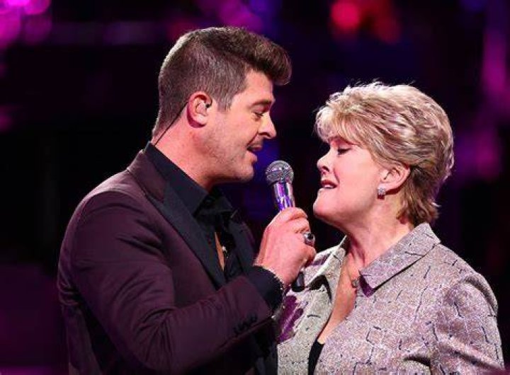 Robin Thicke Performs Duet With Mother Gloria Loring