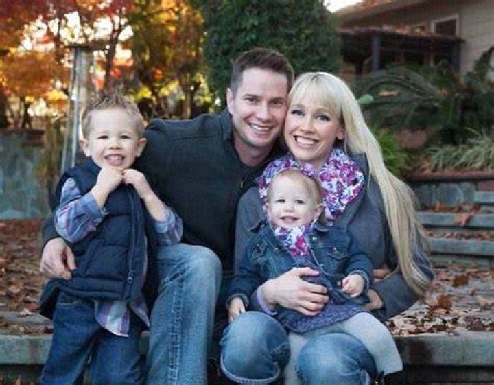 Sherri Papini laughs with her mother and two kids in Christmas