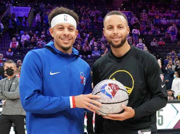 Steph Curry and Seth Curry... different mothers?