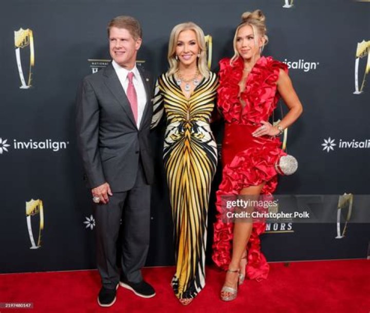 Tavia Shackles Hunt, Clark Hunt's Wife 5 Fast Facts