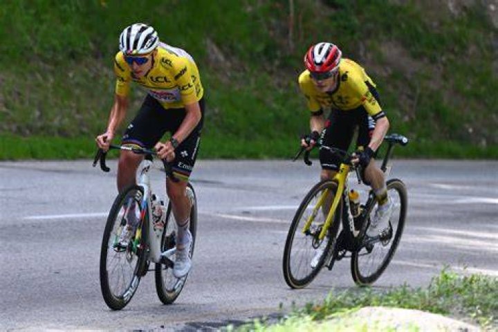 Tour de France Vingegaard conforte son maillot jaune en &eacute;crasant le