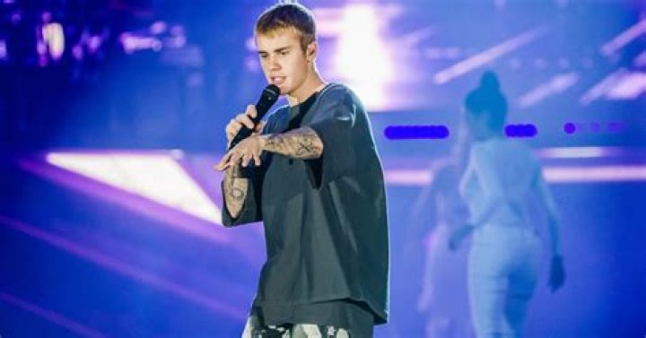 What song did Justin Bieber sing to prisoners in California?