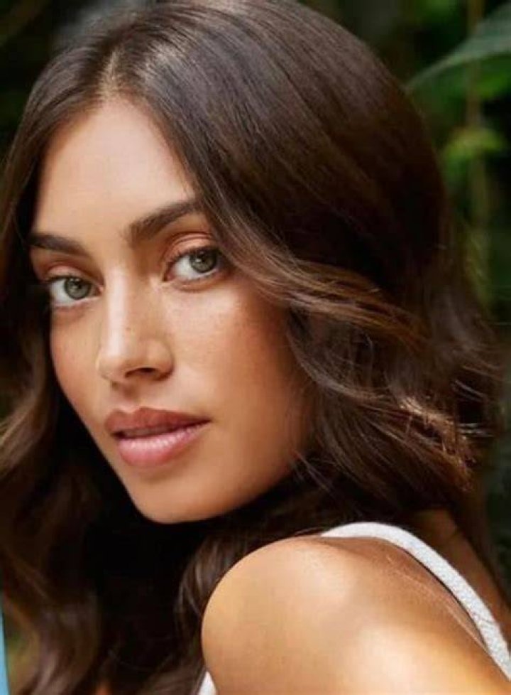 Who is Actress Laura Archbold? Her Height, Age, Bio & More